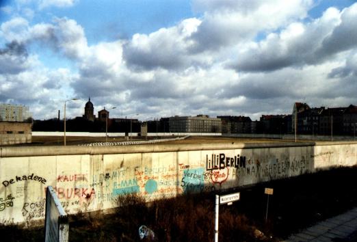 De Muur langs de Waldemarstrasse.