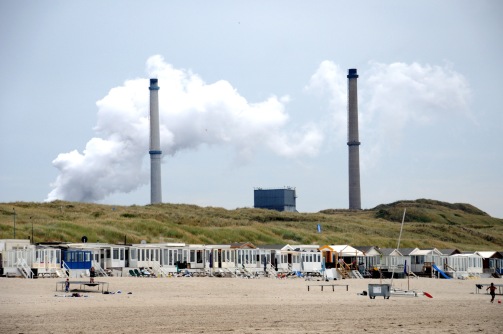 Op de achtergrond de staalfabriek van Velsen-Noord.