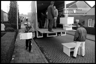 Het dorp Ooij moest worden geëvacueerd, bewoners nemen hun bezittingen mee in een verhuiswagen (1995).