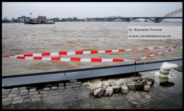 Op enkele plaatsen is zand weggespoeld en zijn stenen losgekomen. De gemeente Nijmegen laat dit repareren.